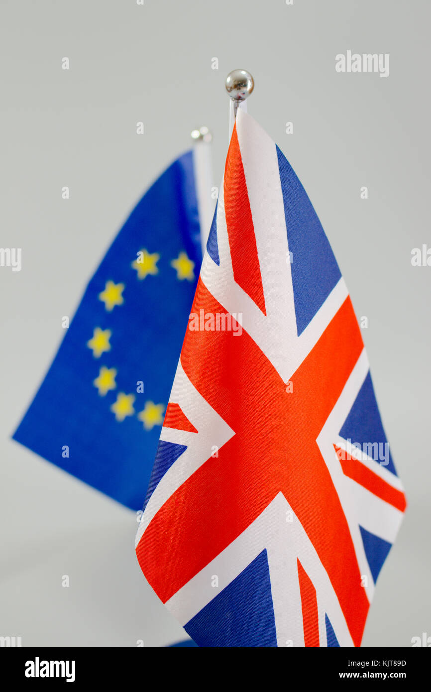 Le pavillon du Royaume-Uni à l'avant-plan avec le drapeau de l'Union européenne de plus en plus floue dans l'arrière-plan. Banque D'Images