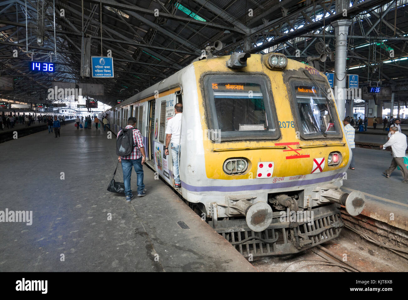 Train de banlieue à la gare Chhatrapati Shivaji terminus, Mumbai Banque D'Images