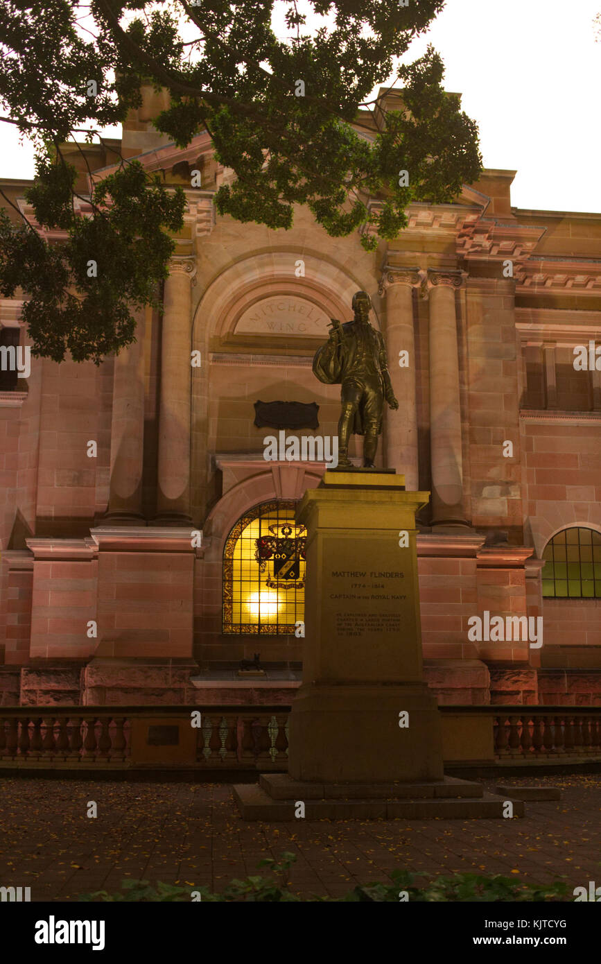 Statue de Matthew Flinders Mitchell à l'extérieur de l'aile de la bibliothèque de l'État de Nouvelle-Galles du Sud Sydney Australie Macquarie Street Banque D'Images