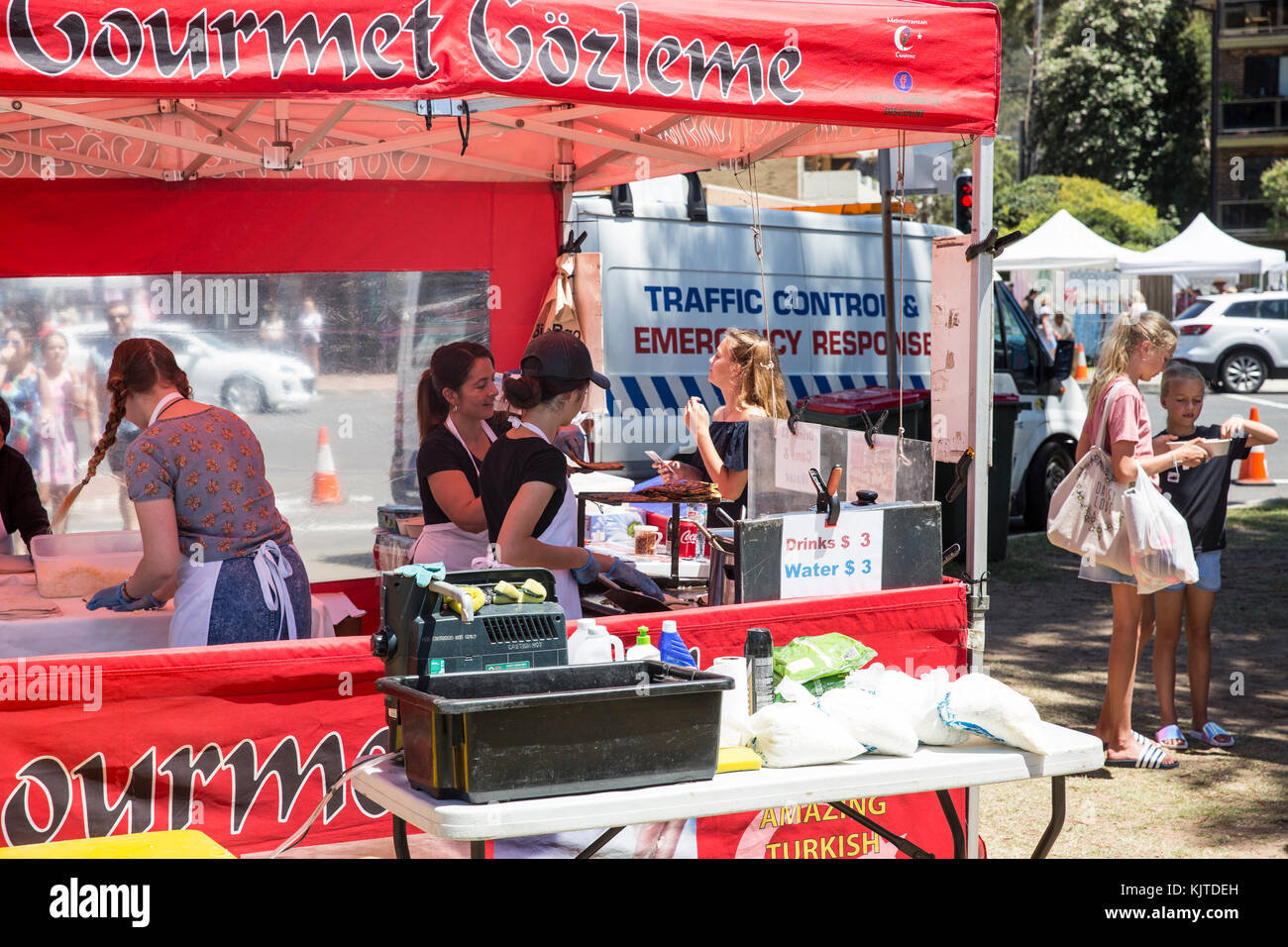 Turkish Gourmet Gozleme Food Stall vendant ce célèbre plat salé de pain plat à Sydney, en Australie, le personnel servant les clients avec des plats chauds Banque D'Images