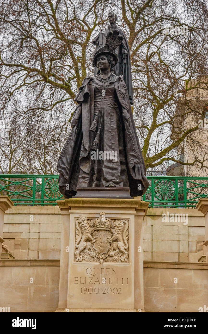 Statue commémorative à la reine Elizabeth (la reine mère) et le roi George VI. Les statues sont situés dans le centre commercial près de Royal College of Pathologists. Banque D'Images