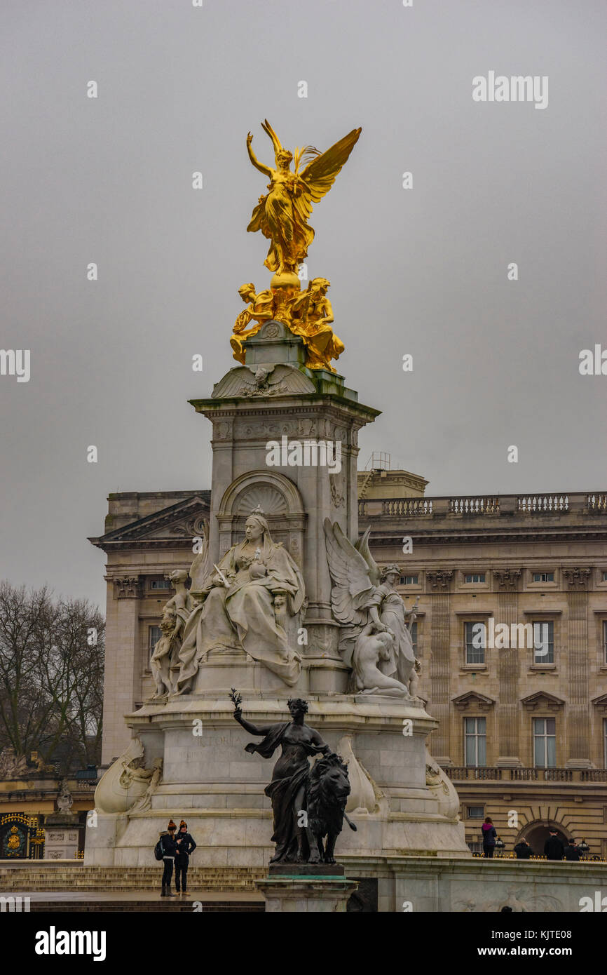 Statue en or de la sagesse devant le palais de Buckingham sur l'(Queen