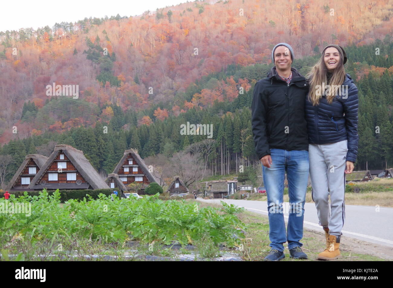 Couleurs d'automne en japonais montagnes à Shirkawa-rendez-vous juste avant la première neige de l'année. Jeune couple self portrait. Banque D'Images
