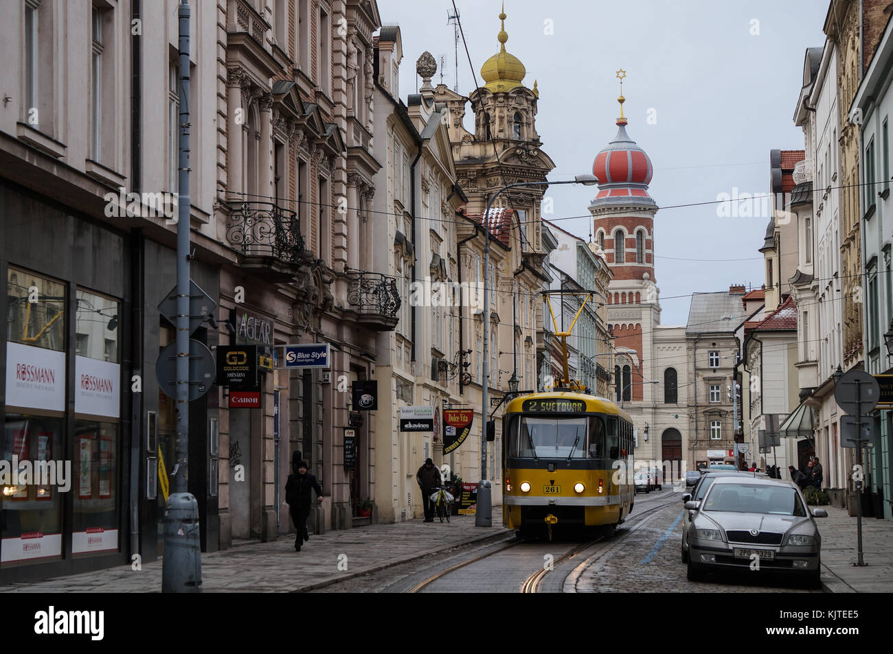 Pilsen, République tchèque - 14.01.2017 : un tram sur les étroites rues du centre ancien de Plzen Banque D'Images