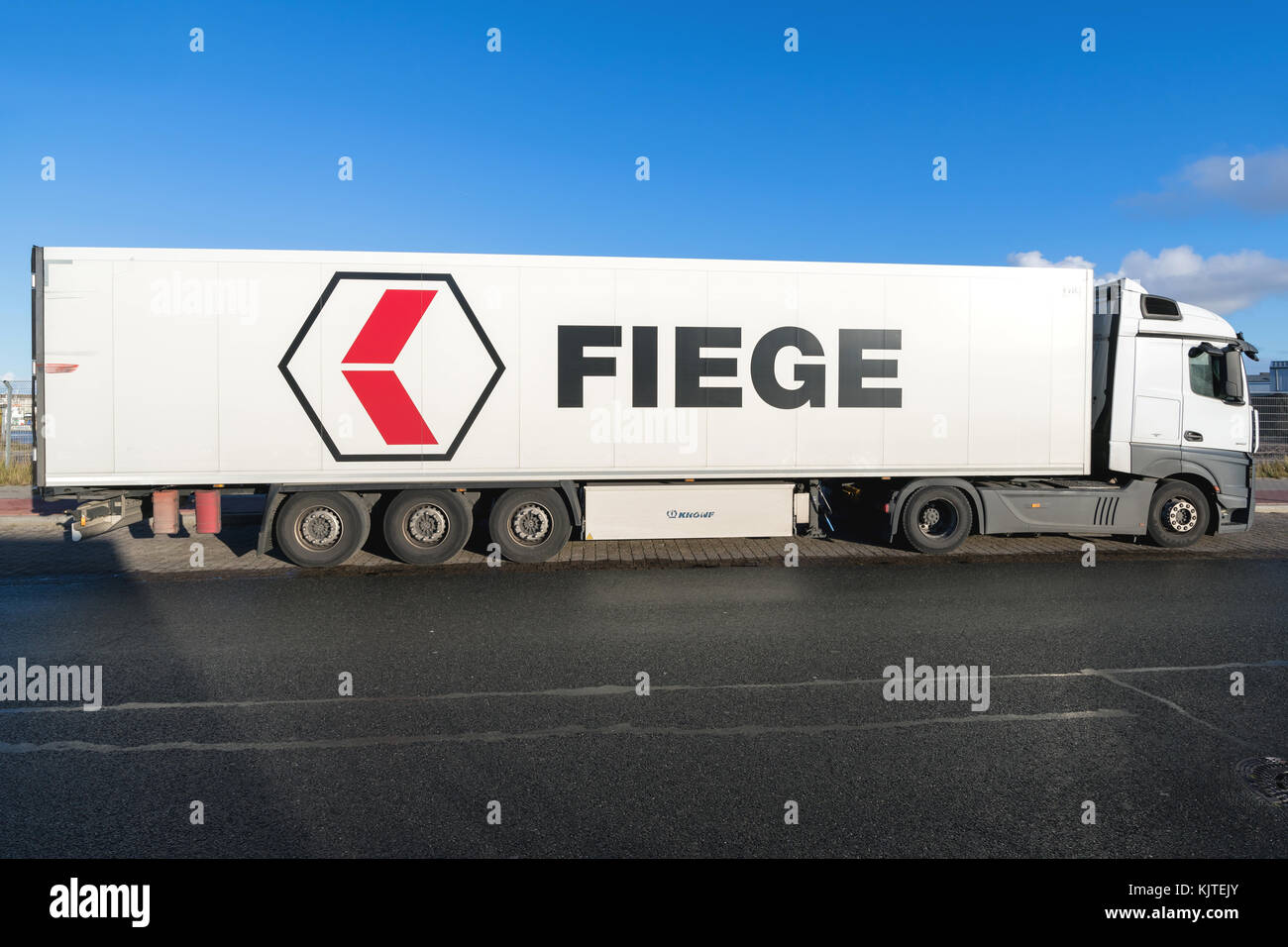 Fiege camion semi-remorque. le groupe fiege logistique est un leader européen de l'entreprise qui se spécialise dans les solutions de chaîne d'approvisionnement efficace. Banque D'Images