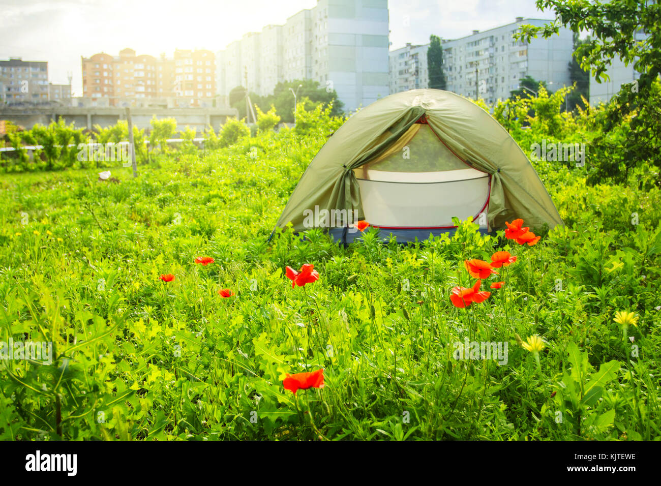 Tente dans la ville en arrière-plan d'un immeuble de plusieurs étages Banque D'Images