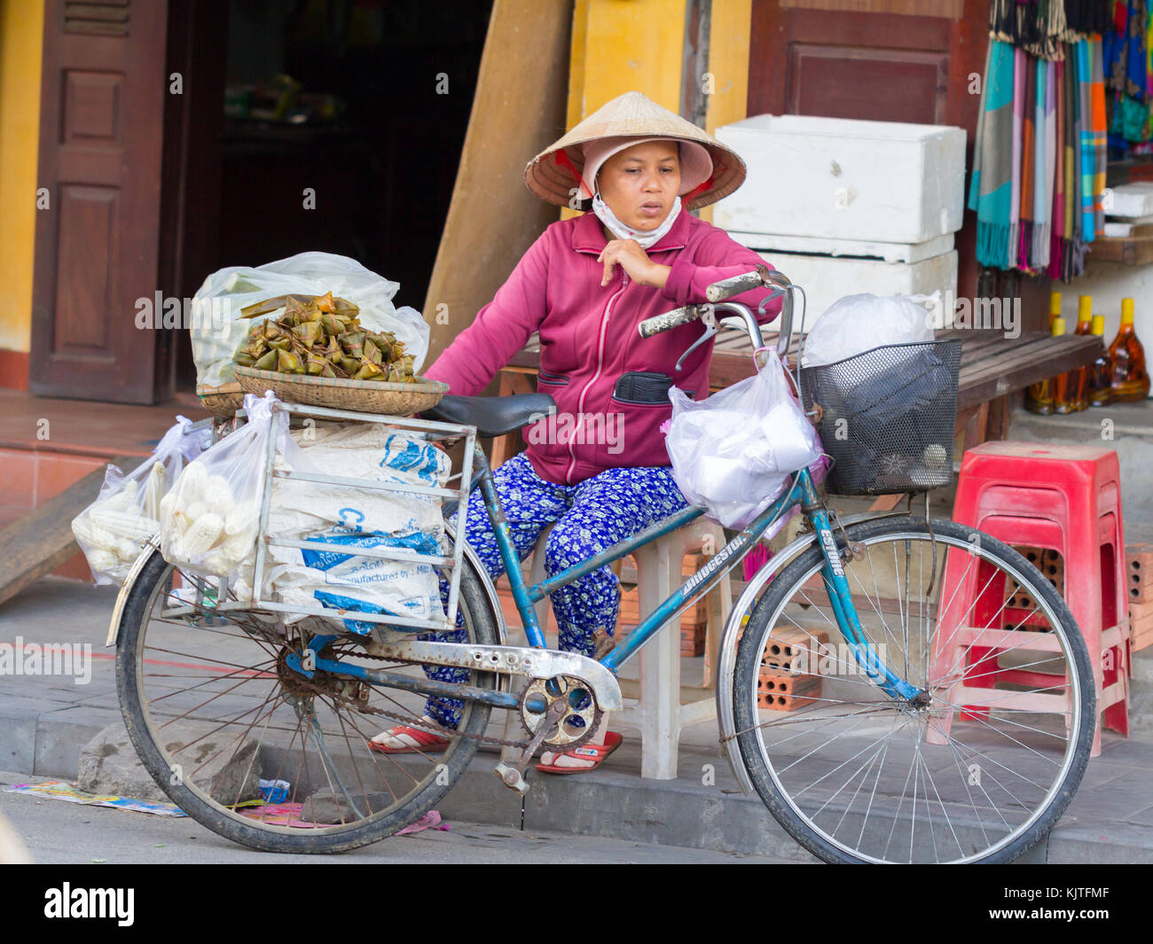 Saigon, Vietnam - juin 2017 : vietnamienne en chapeau conique avec location, Saigon, Vietnam. Banque D'Images