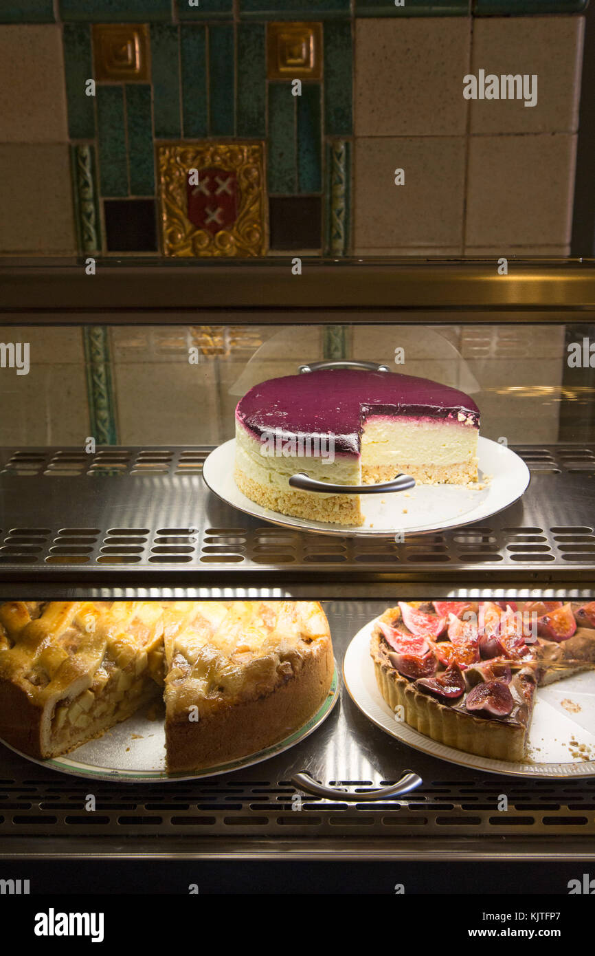 Gateaux Dans Un Refrigerateur A Breda Aux Pays Bas Ils Comprennent Une Tarte Aux Pommes Hollandaise Photo Stock Alamy