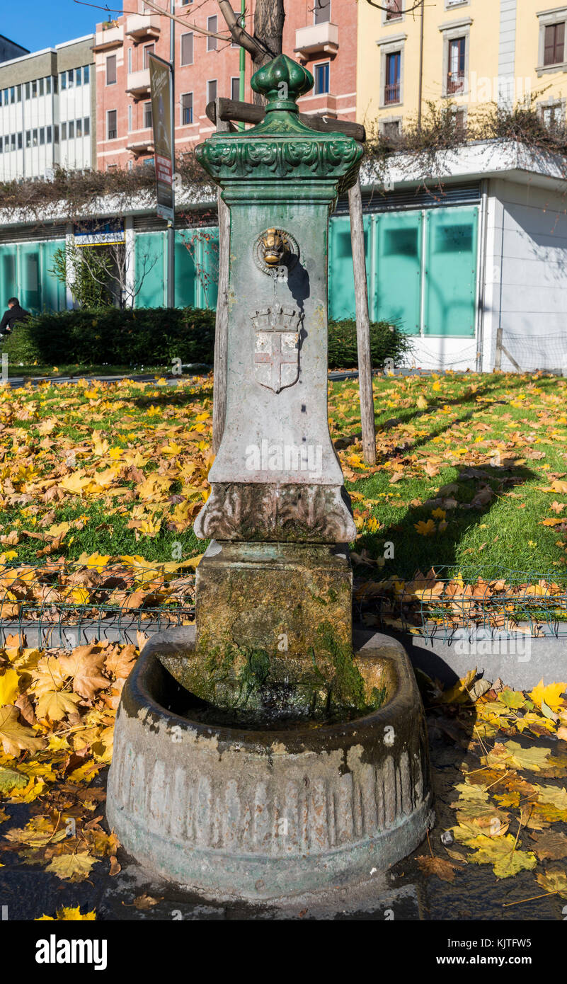 Fontaine d'eau milanais traditionnel dans un parc public Banque D'Images