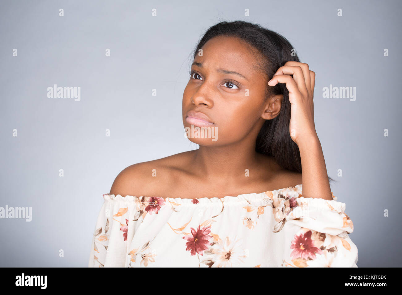 Closeup portrait, jeune femme se gratter la tête à essayer de me rappeler un événement de la vie, fond gris isolé Banque D'Images