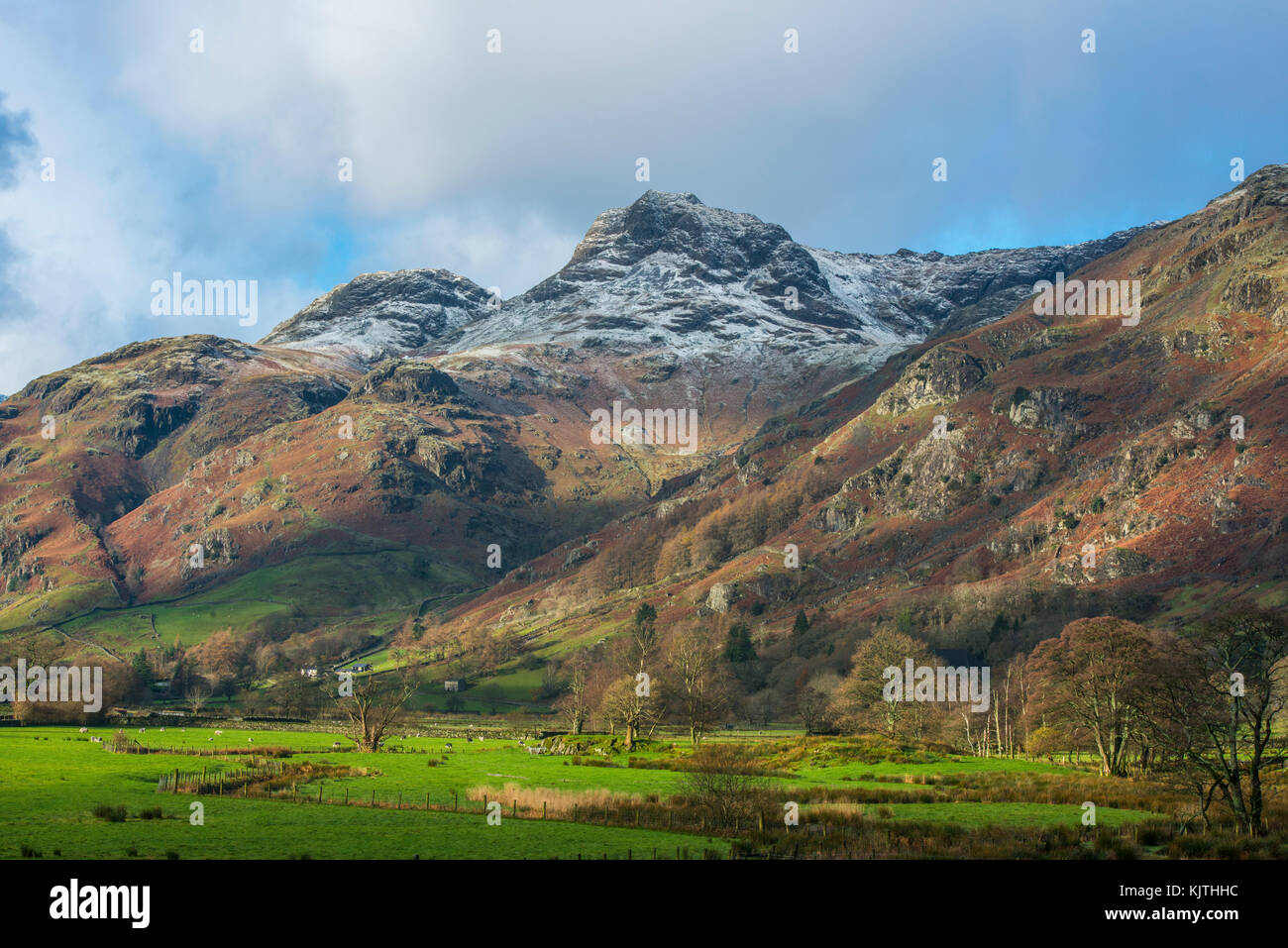 Les Langdale Pikes dans le district des lacs avec une couverture de neige. Banque D'Images