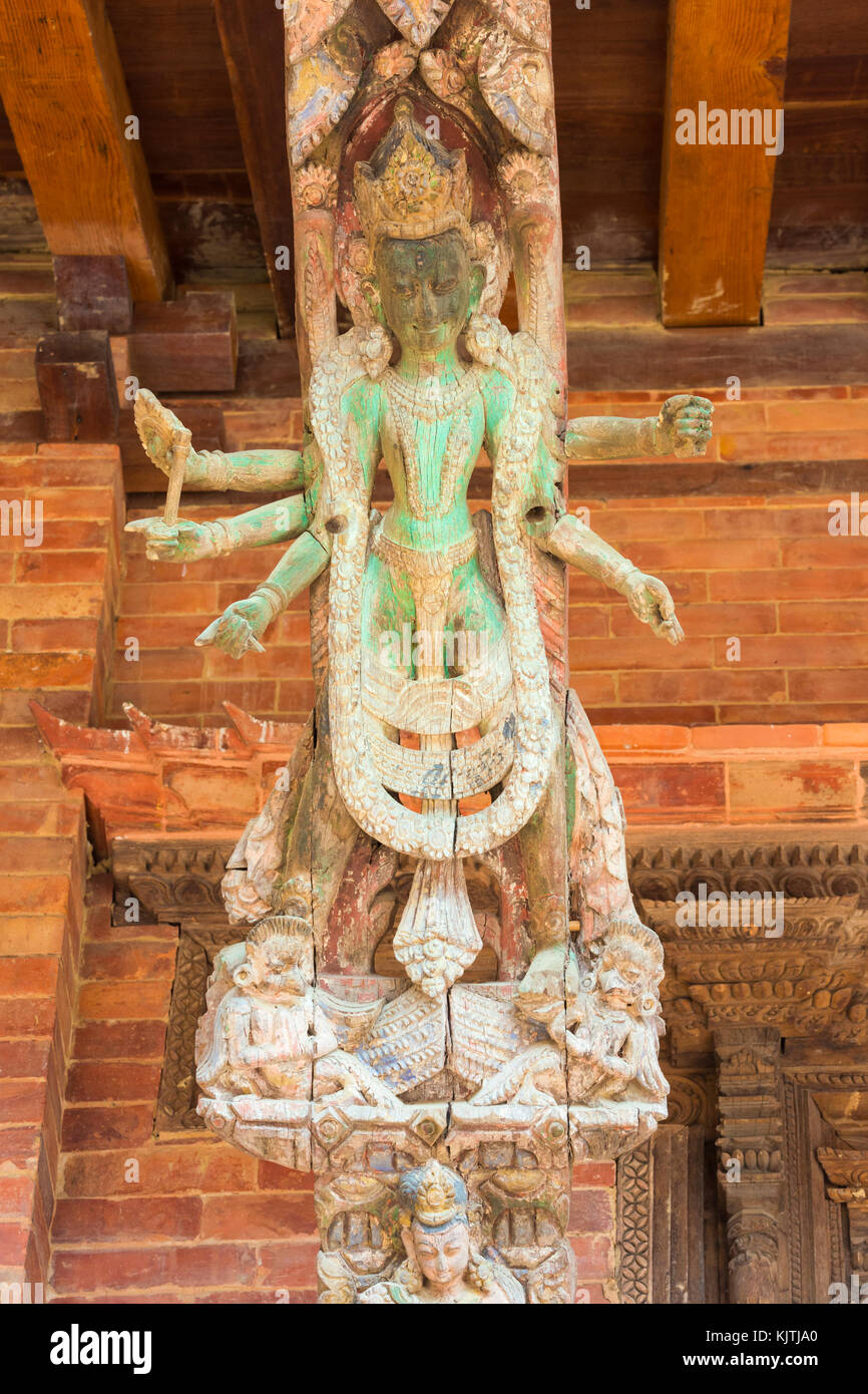 De nombreuses armes statue sur un équilibreur de toit en bois sculpté, Mul Chowk, Hanuman Dhoka Palais Royal, Patan Durbar Square, site du patrimoine mondial de l'UNESCO, vallée de Katmandou Banque D'Images