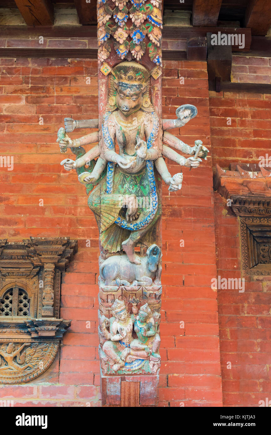 De nombreuses armes statue sur un équilibreur de toit en bois sculpté, Mul Chowk, Hanuman Dhoka Palais Royal, Patan Durbar Square, site du patrimoine mondial de l'UNESCO, vallée de Katmandou Banque D'Images