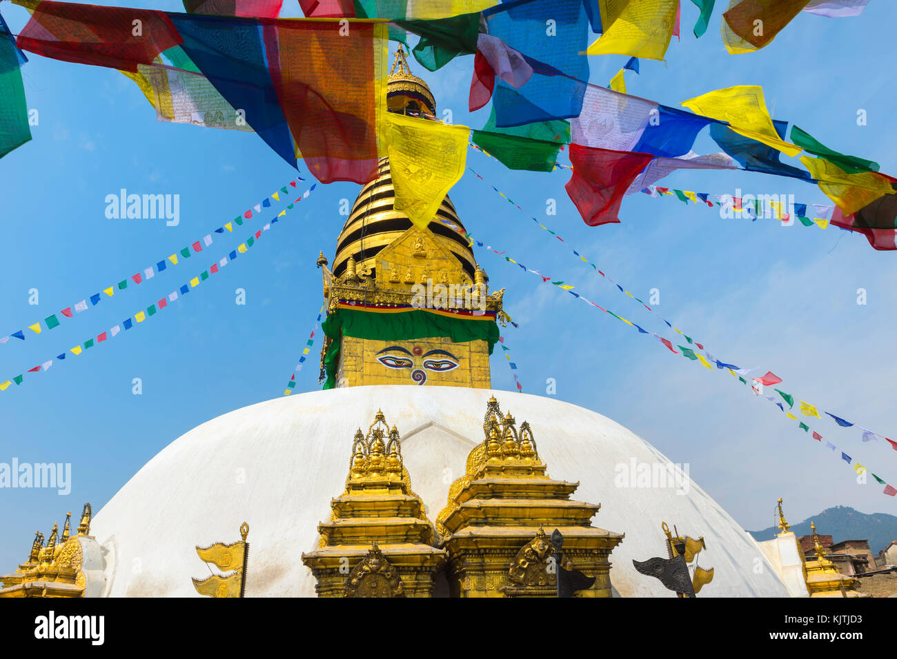 Swayambunath ou monkey temple stupa central, et les yeux de bouddha, UNESCO World Heritage site, Katmandou, Népal, Asie Banque D'Images