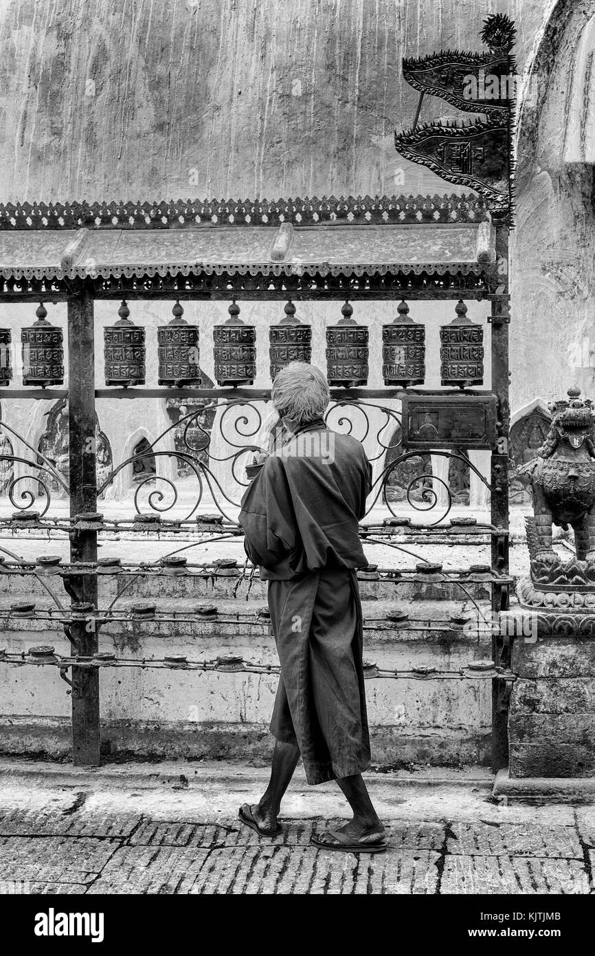 Tourner les roues de prière moine, Swayambunath ou Monkey Temple, UNESCO World Heritage Site, Katmandou, Népal, Asie Banque D'Images