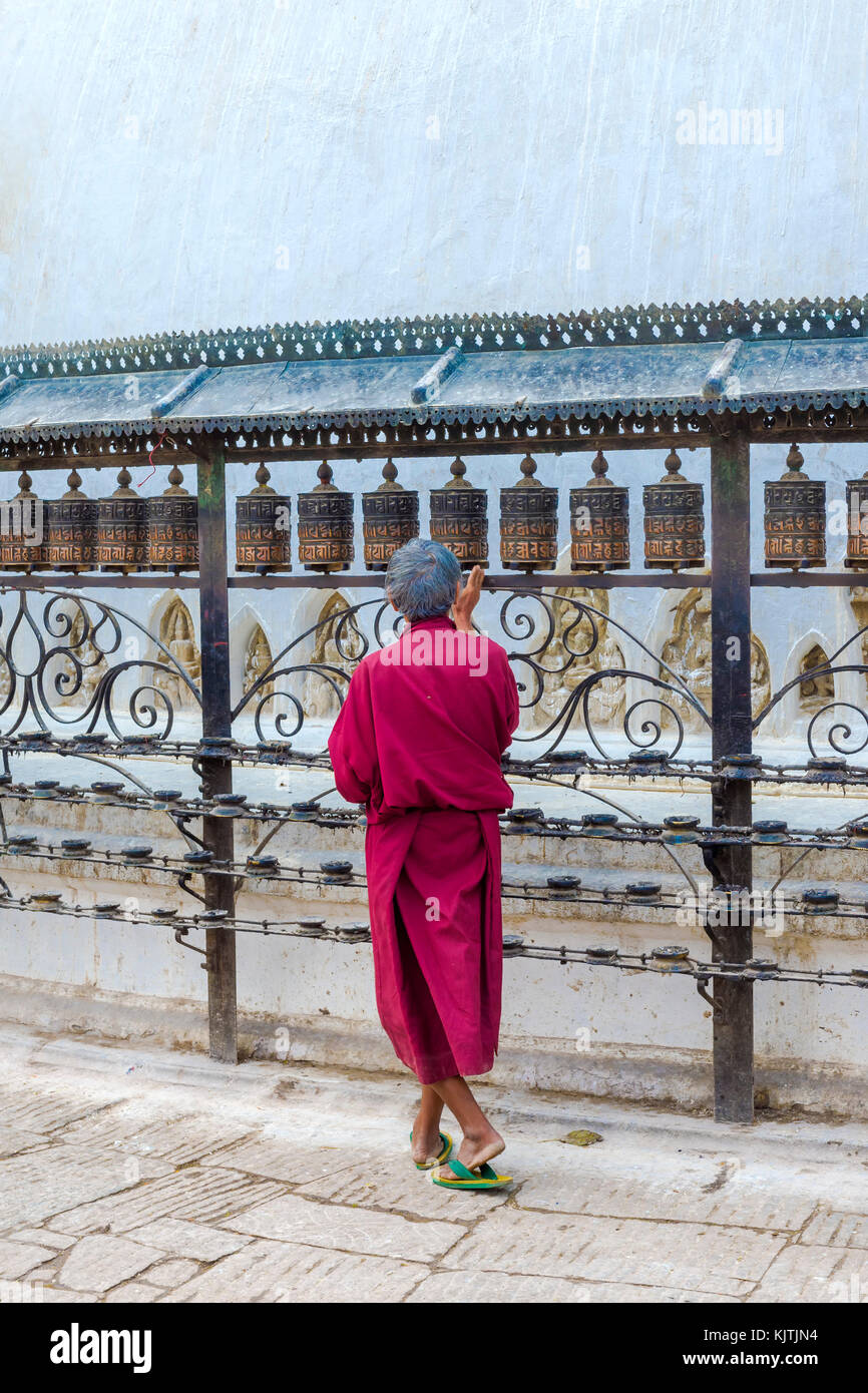 Tourner les roues de prière moine, swayambunath ou monkey temple, UNESCO World Heritage site, Katmandou, Népal, Asie Banque D'Images