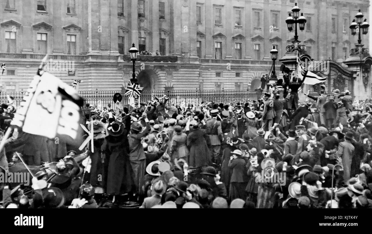 PREMIÈRE GUERRE MONDIALE ARMISTICE 12 NOVEMBRE 1918. Les foules applaudissent la famille royale à l'extérieur du palais de Buckingham, Londres. Banque D'Images