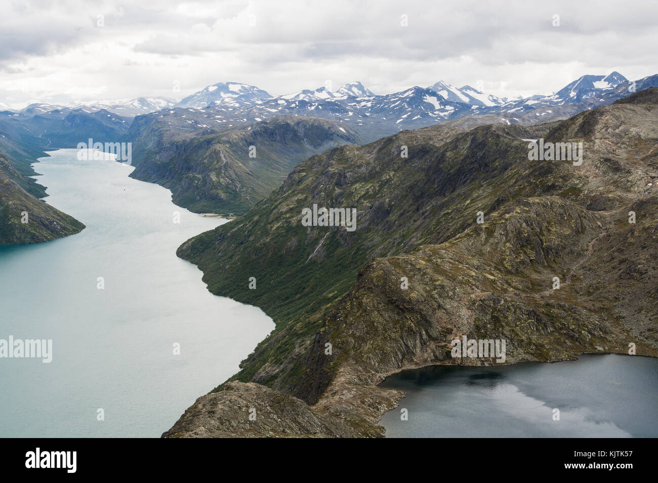 Vue depuis la crête de Besseggen sur le lac Gjende et Memurubu, Norvège Banque D'Images