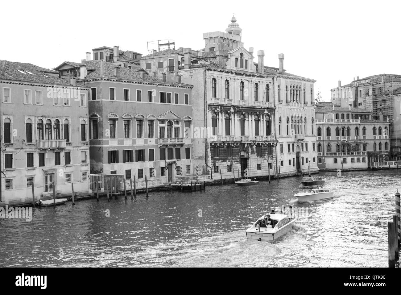 Venise, Italie : les monuments historiques et façades colorées de la ville sur la lagune, avec ciel bleu en été jours Banque D'Images