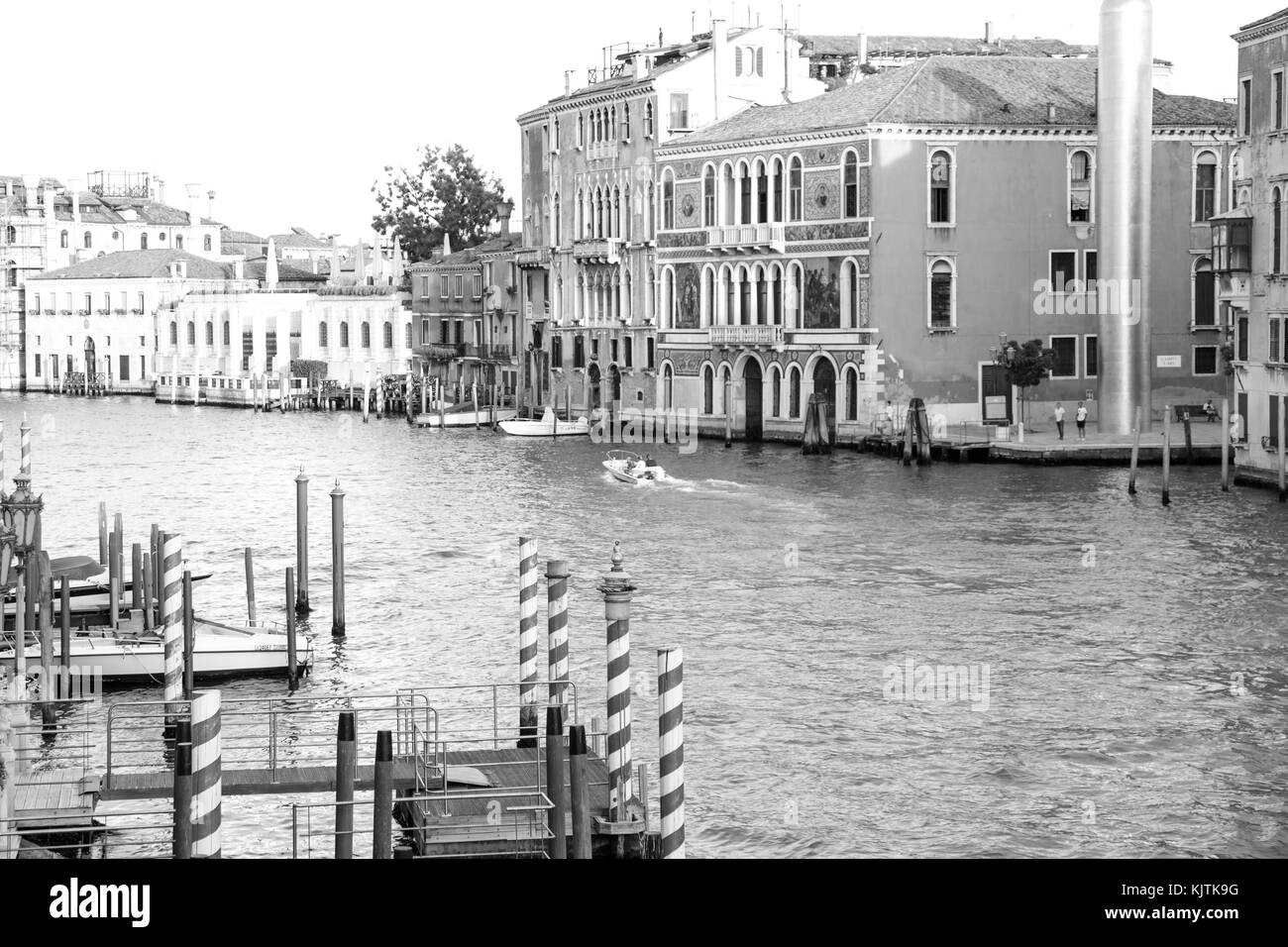 Venise, Italie : les monuments historiques et façades colorées de la ville sur la lagune, avec ciel bleu en été jours Banque D'Images