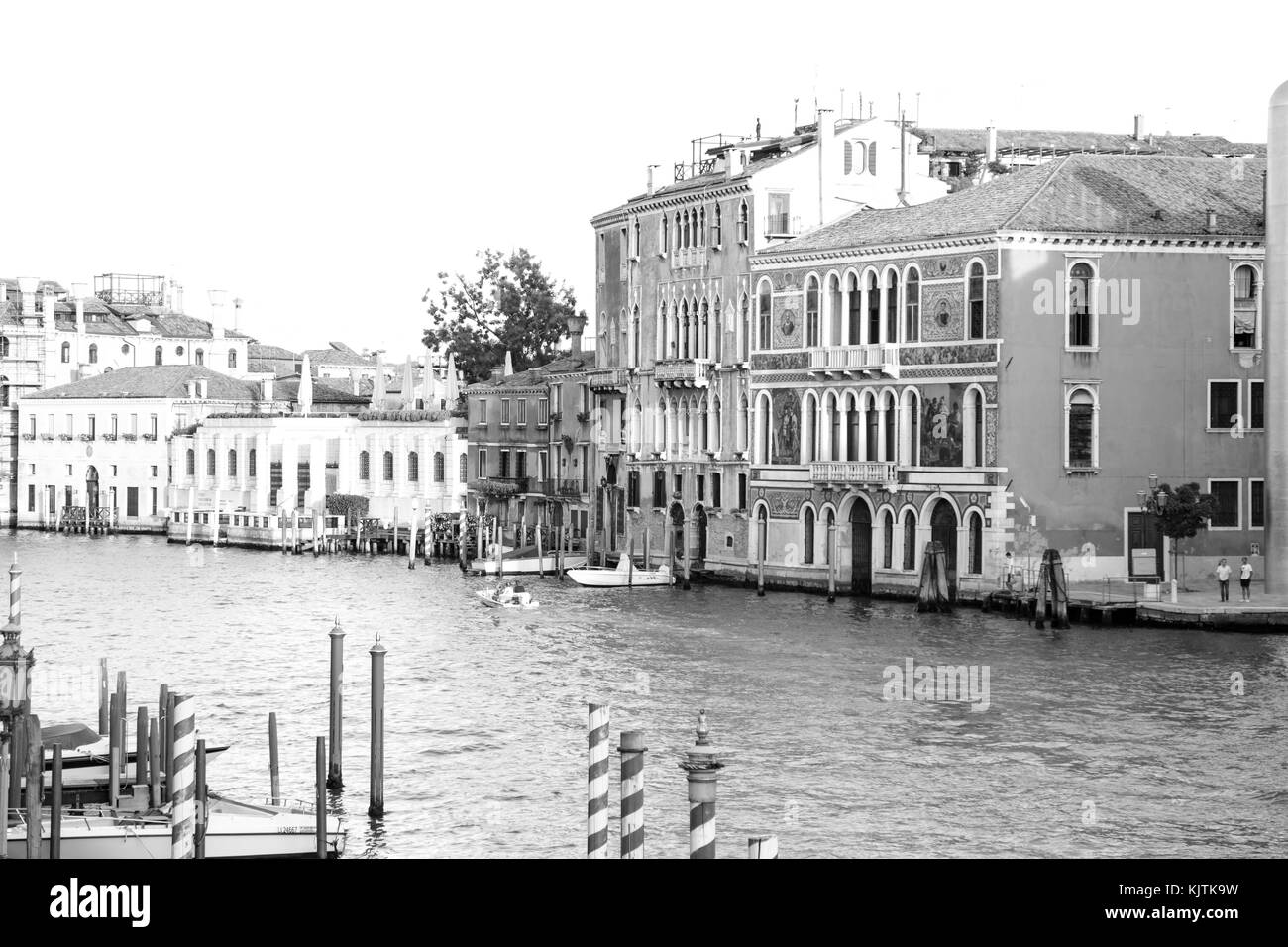 Venise, Italie : les monuments historiques et façades colorées de la ville sur la lagune, avec ciel bleu en été jours Banque D'Images