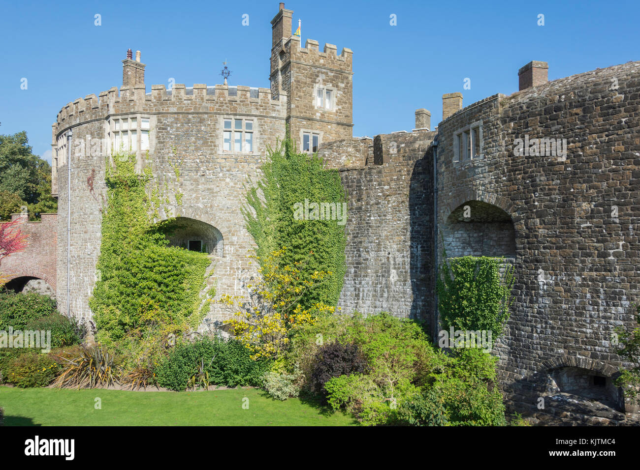 Douves et murs de Walmer Castle & Gardens, Kingsdown Road, Walmer, Deal, Kent, Angleterre, Royaume-Uni Banque D'Images
