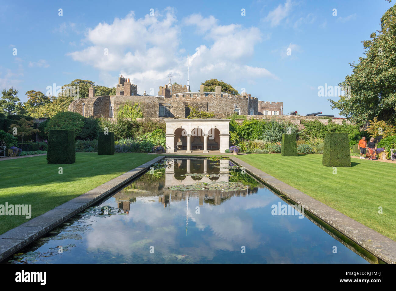 Queen Mother's Garden et étang à Walmer Castle & Gardens, Kingsdown Road, Walmer, Deal, Kent, Angleterre, Royaume-Uni Banque D'Images