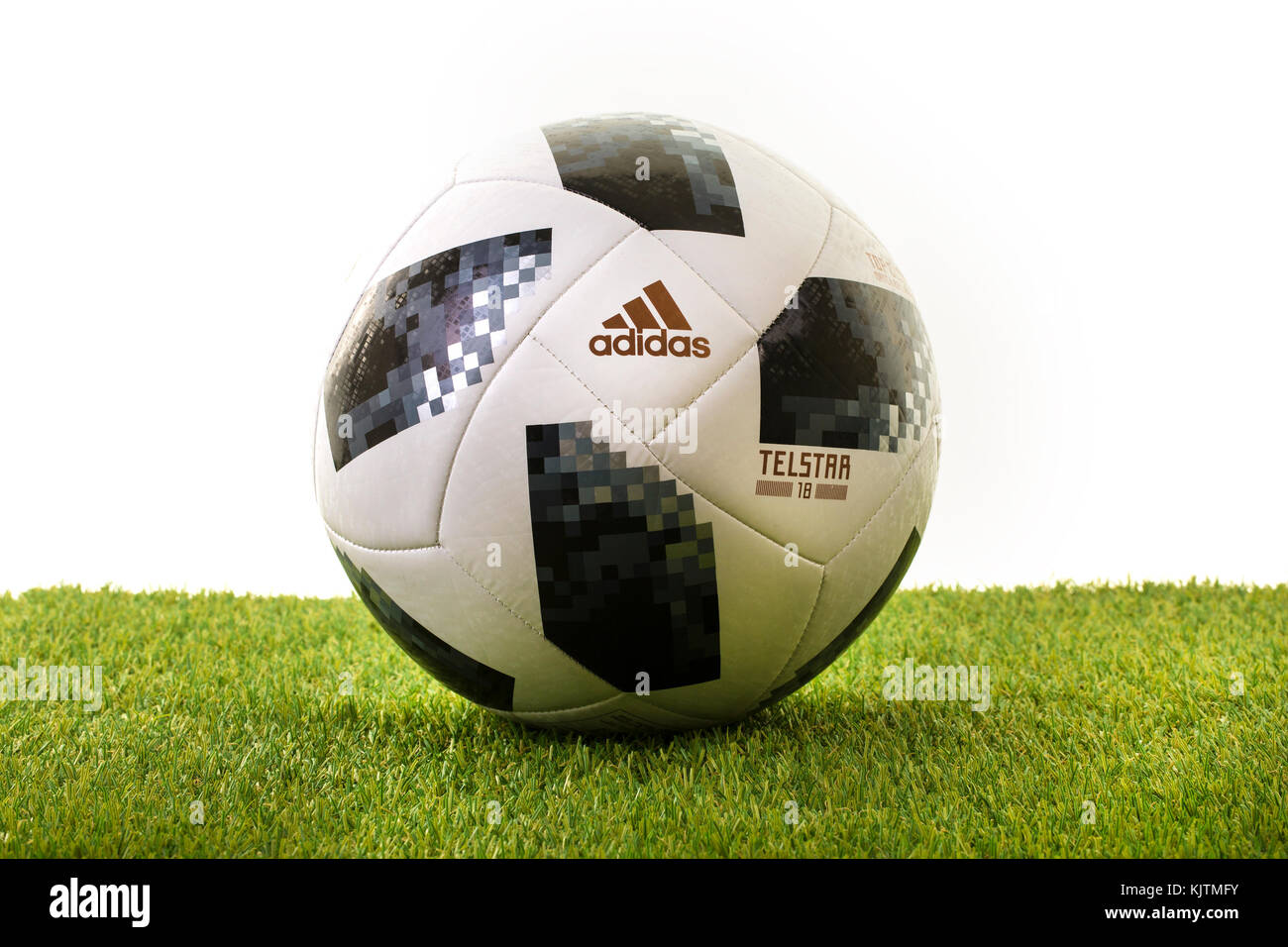 SWINDON, Royaume-Uni - 18 NOVEMBRE 2017 : Adidas Telstar Haut de la Coupe du Monde de Football 2018 planeur, l'Officiel Matchball pour la Coupe du Monde 2018 en Russie. Banque D'Images