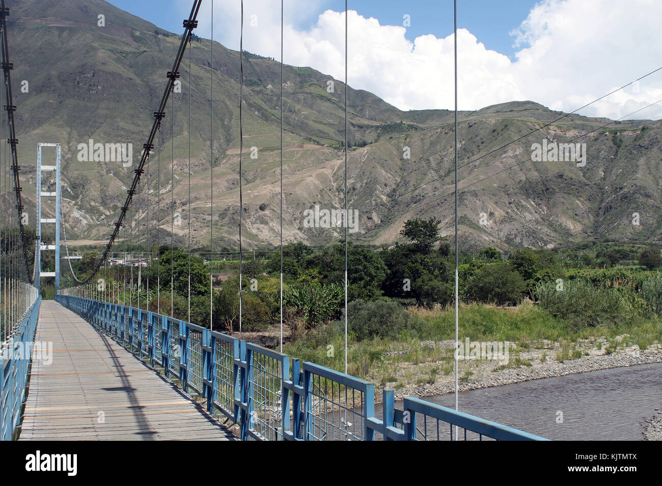 Photographie d'un escargot, CalleRio del Ecuador, río Chota, fotografiado desde el puente, se puede visualizar el río, la vegación y las montañas. Rivière Banque D'Images
