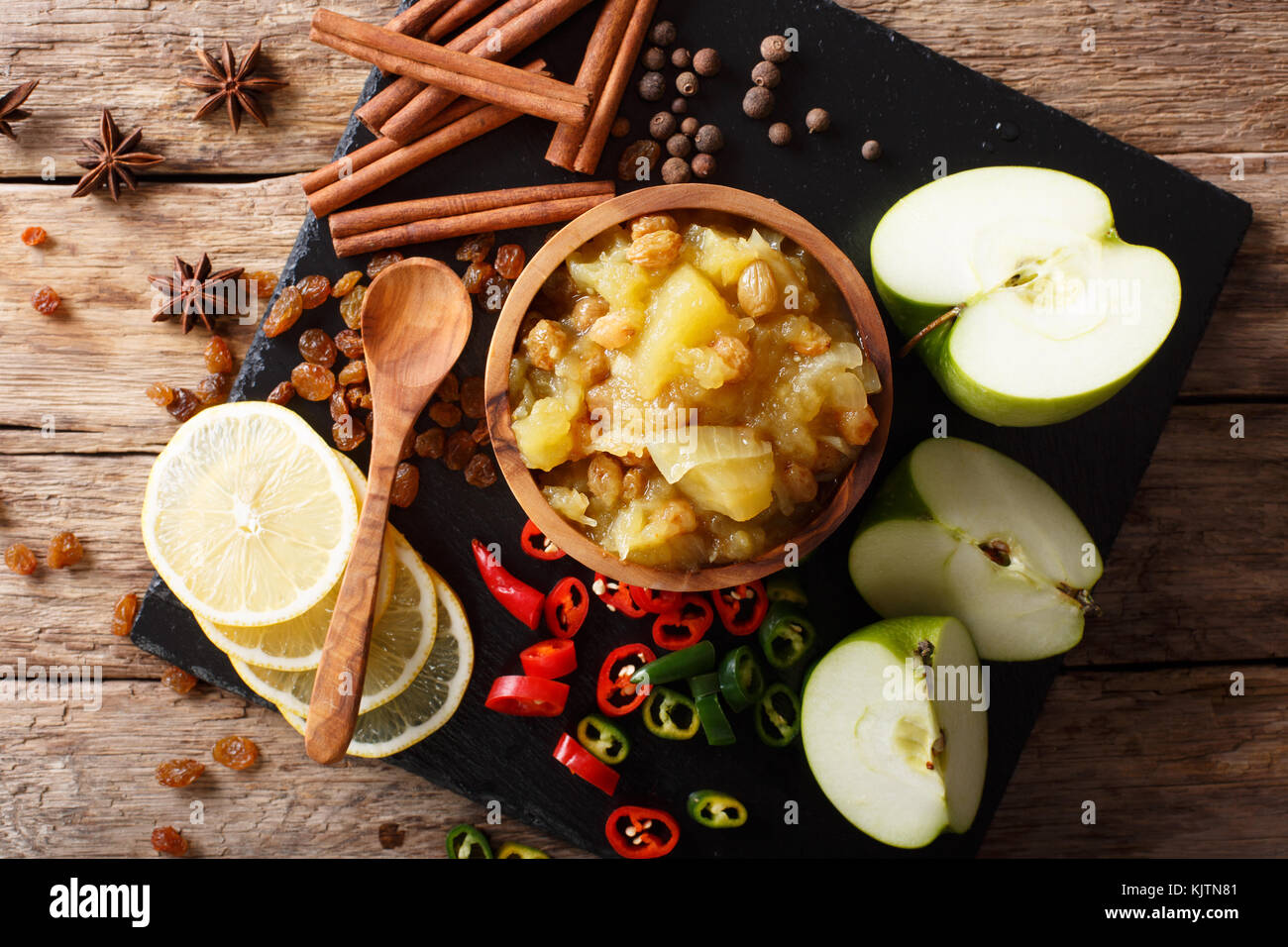 La cuisine indienne : chutney de pommes avec le citron et les épices close-up dans un bol sur la table. haut horizontale Vue de dessus Banque D'Images
