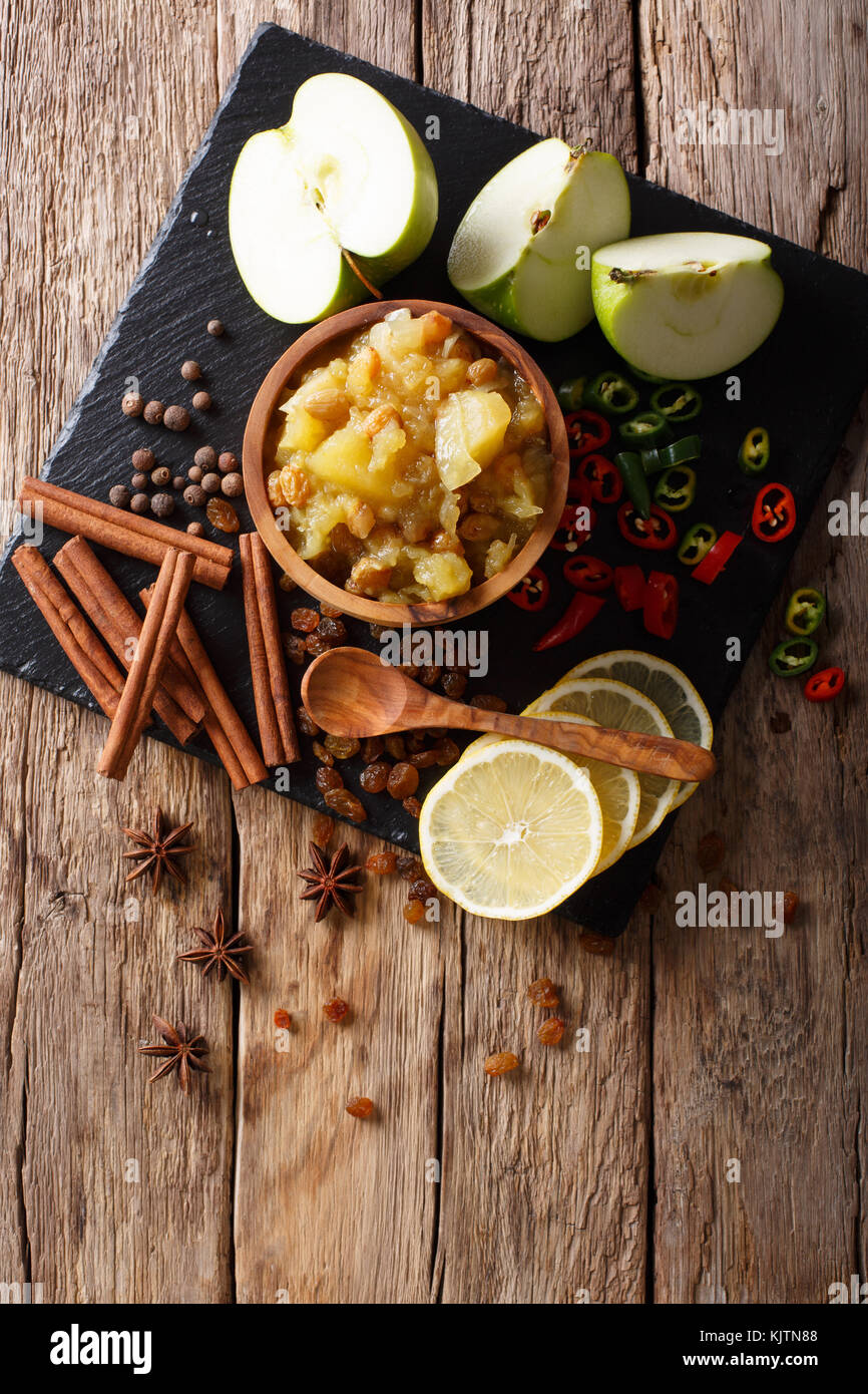 Indian chutney de pommes avec des ingrédients close-up dans un bol sur la table. vertical haut Vue de dessus Banque D'Images