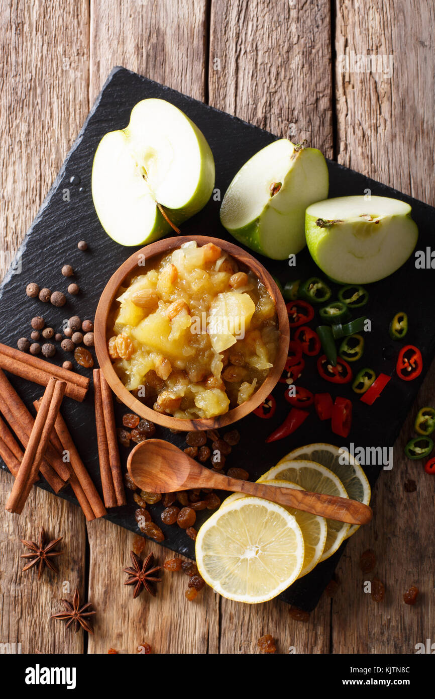La cuisine indienne : chutney de pommes avec le citron et les épices close-up dans un bol sur la table. vertical haut Vue de dessus Banque D'Images