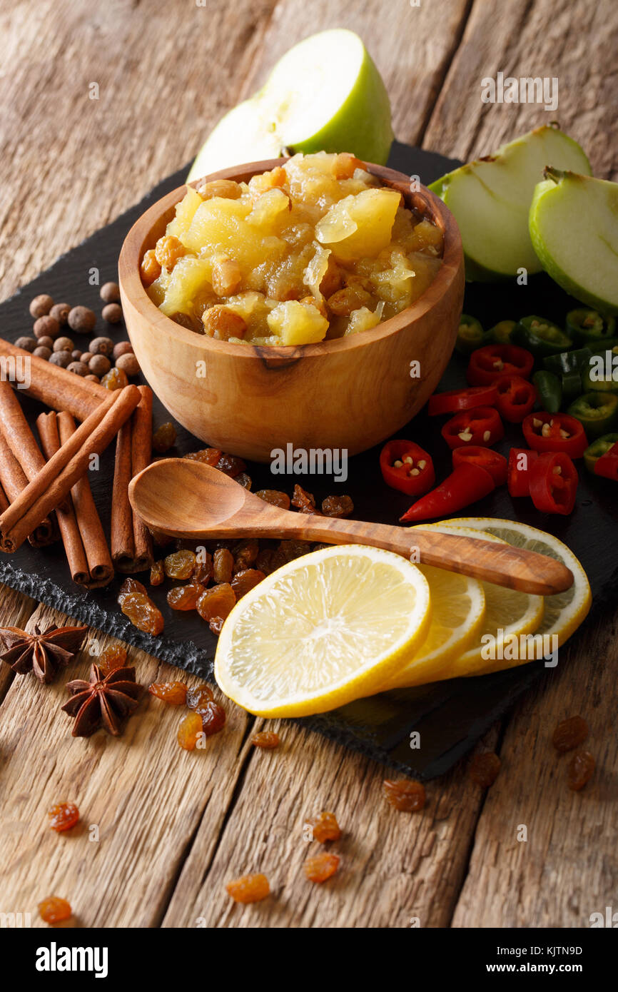 La cuisine indienne : chutney de pommes avec le citron et les épices close-up dans un bol sur la table verticale. Banque D'Images