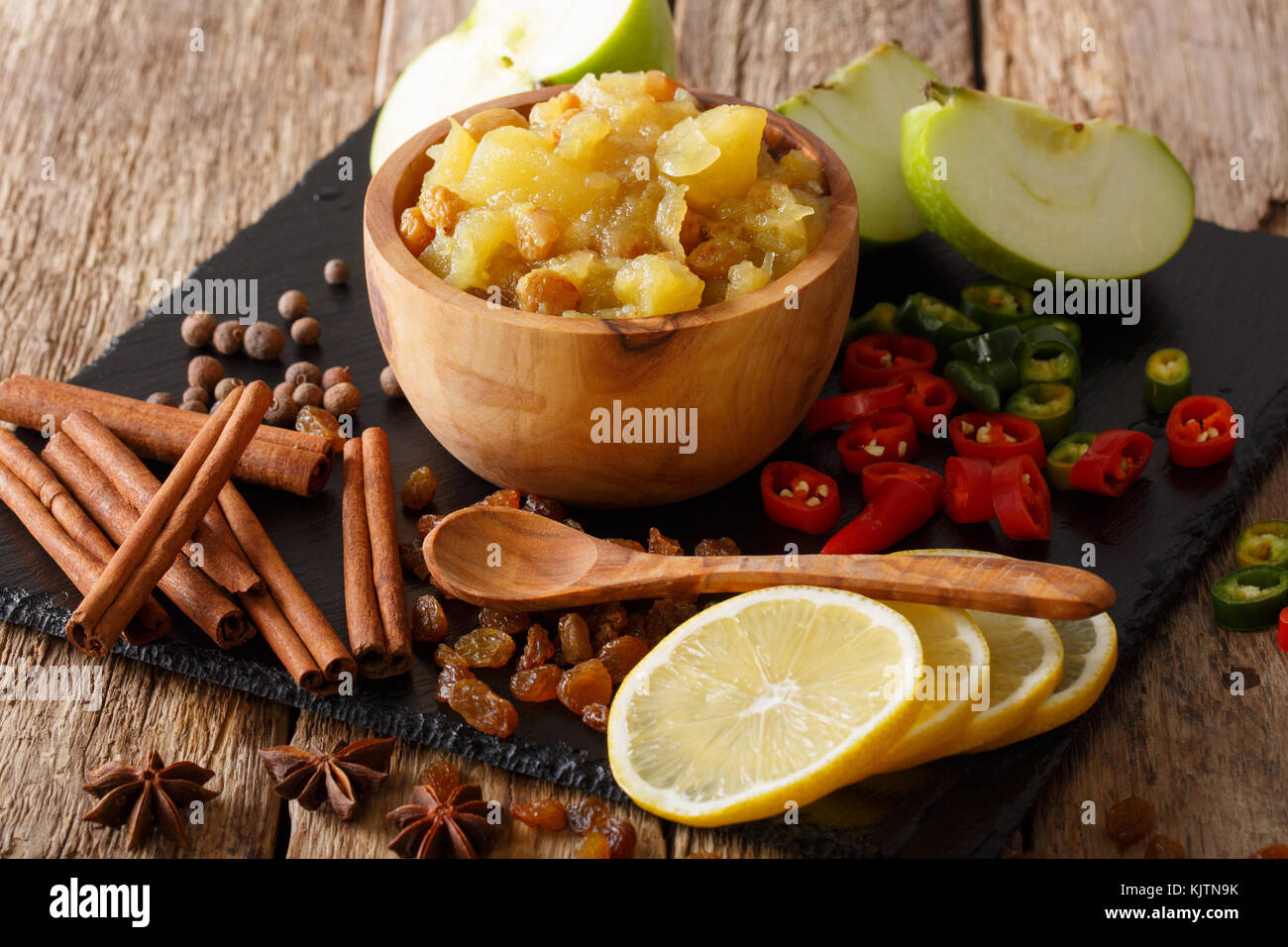 Sauce indienne épicée - chutney de pommes avec le citron close-up dans un bol sur la table horizontale. Banque D'Images