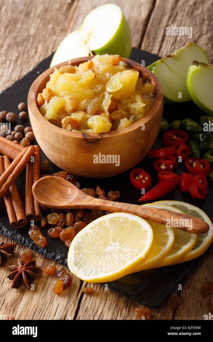 Chutney de pommes épicées avec du citron et épices close-up dans un bol sur la table verticale. Banque D'Images