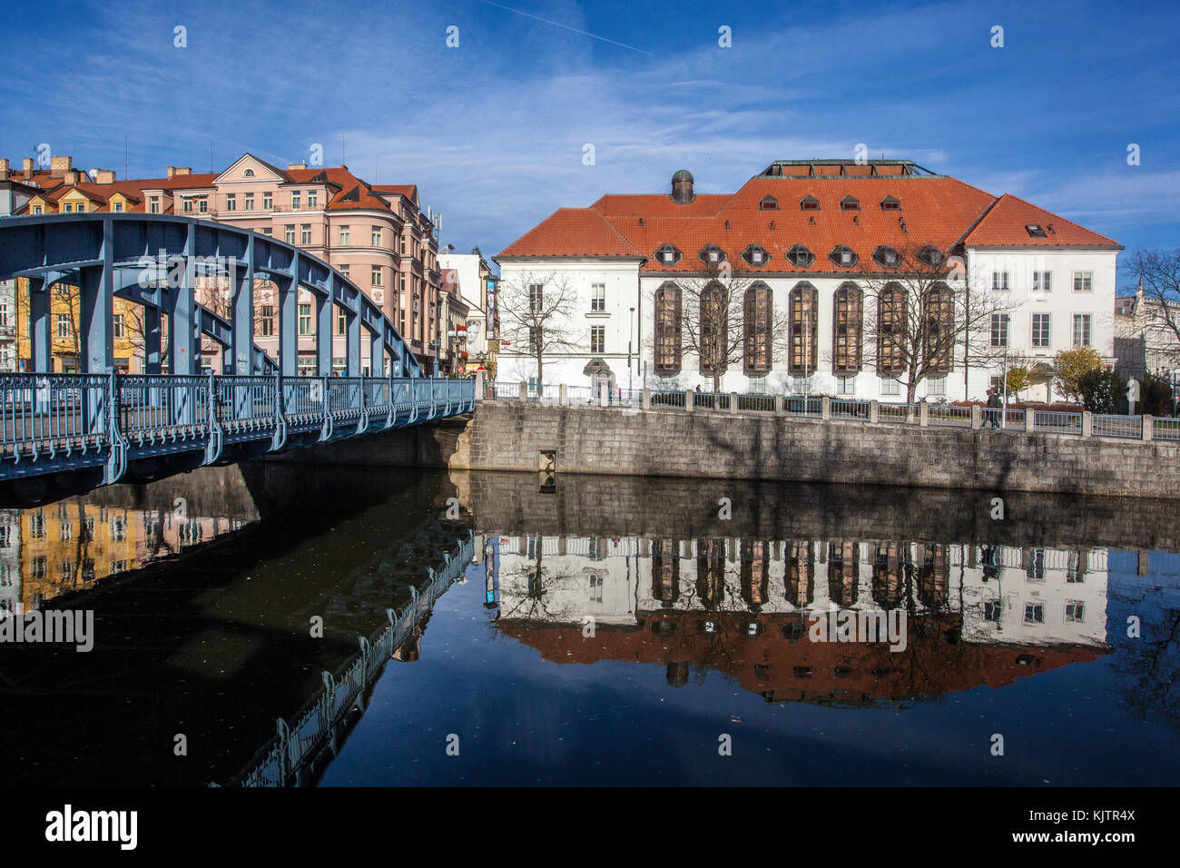 Theatre et le pont, Ceske Budejovice, République Tchèque Europe Banque D'Images