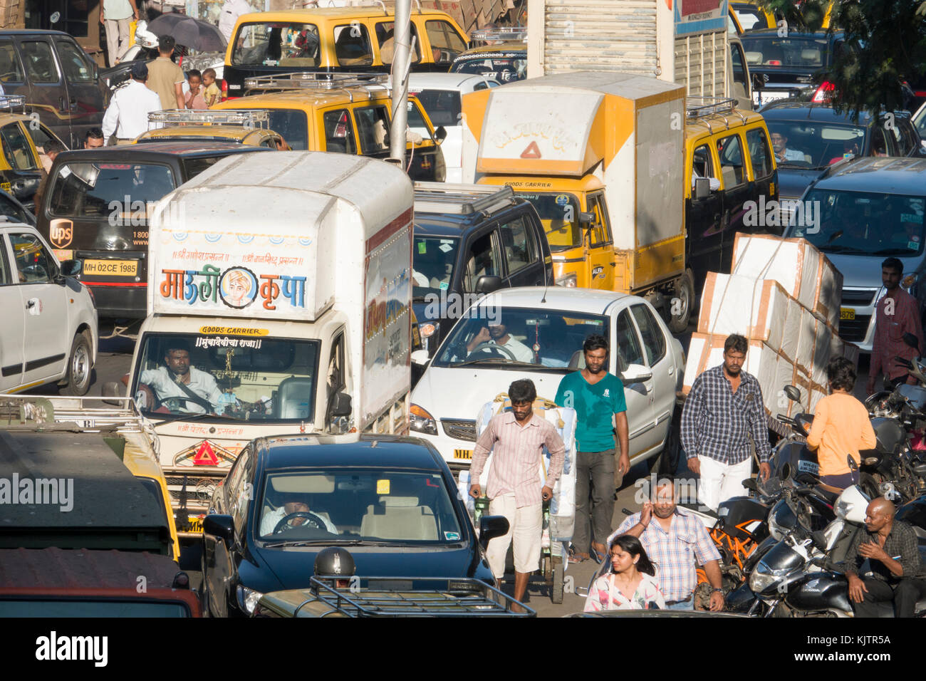 Embouteillage dans les rues animées du centre de Bombay, Inde Banque D'Images