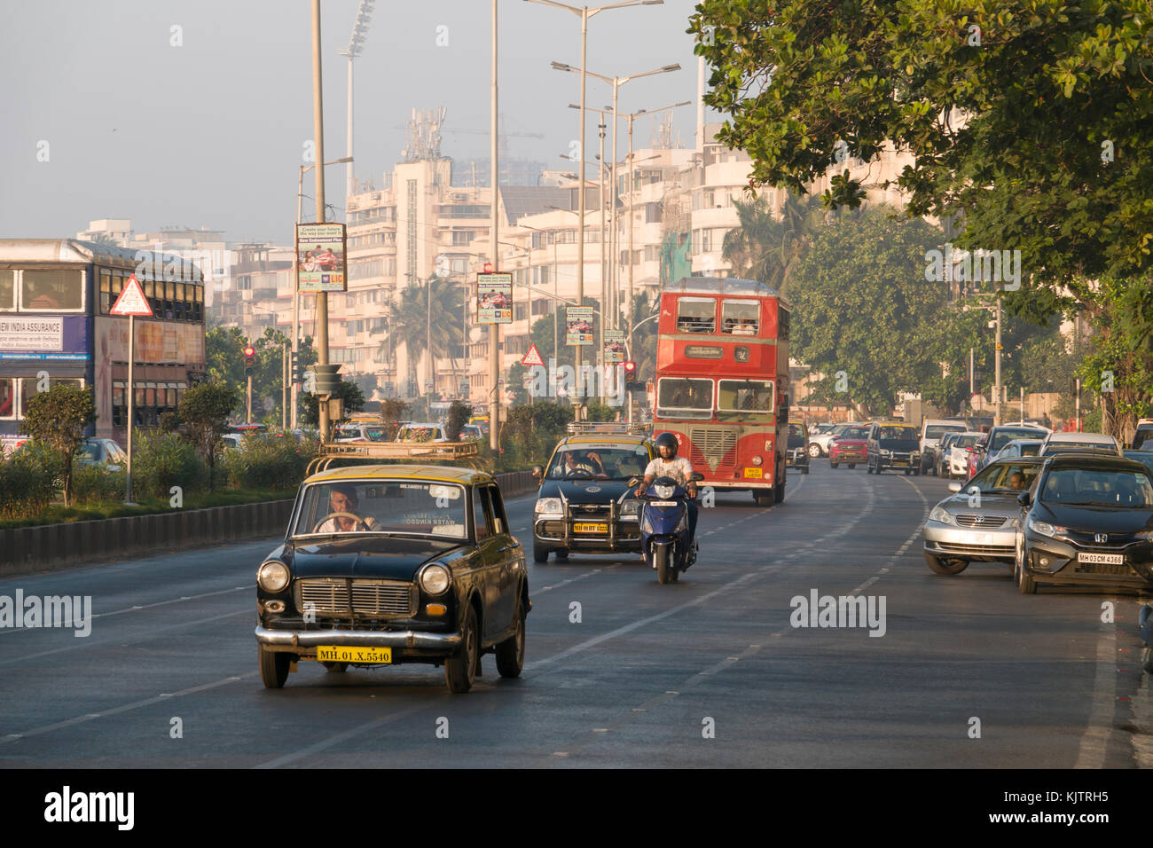 Trafic sur Marine Drive, à Mumbai, Inde Banque D'Images