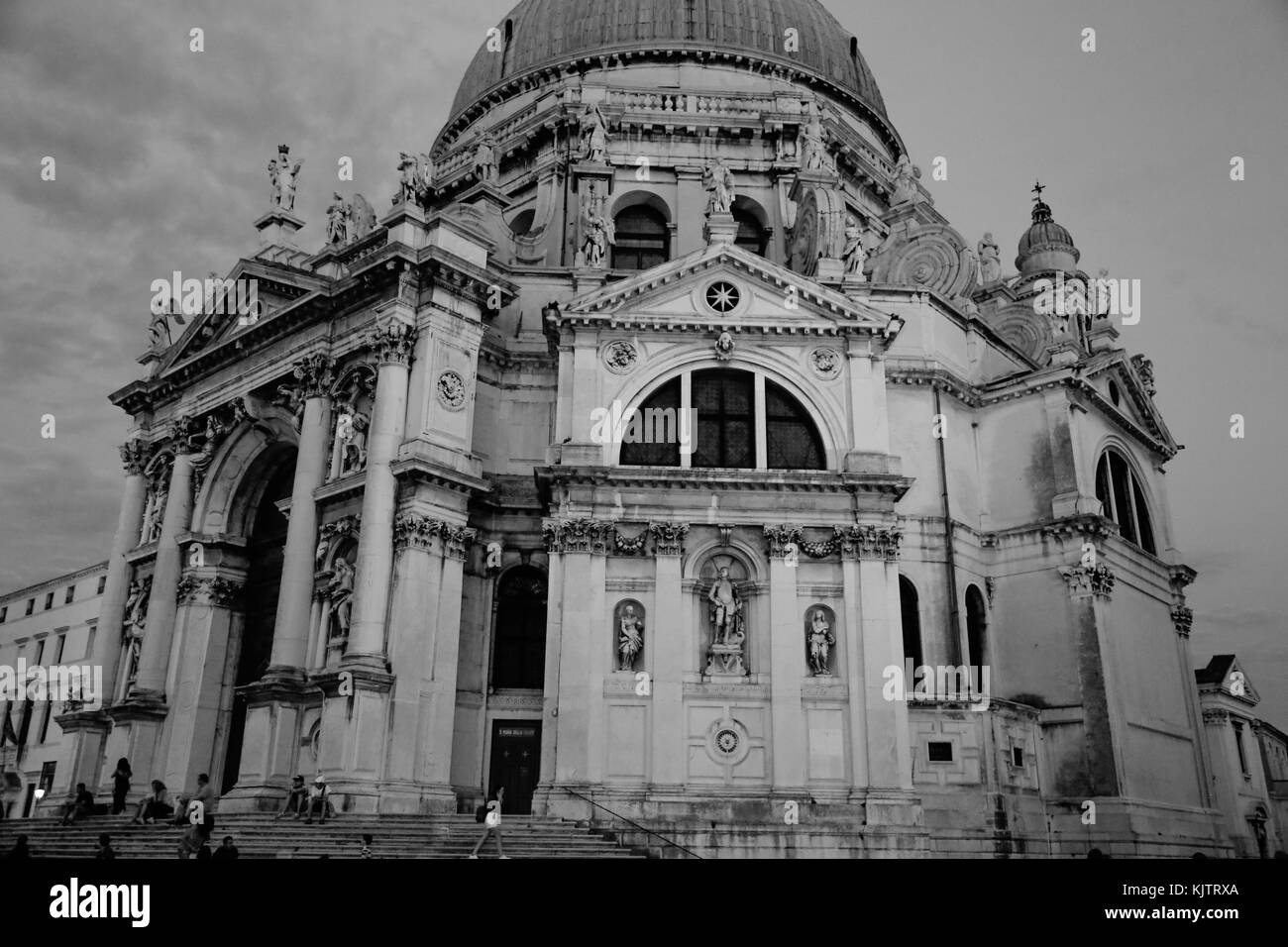 Venise, Italie : les monuments historiques et façades colorées de la ville sur la lagune, avec ciel bleu en été jours Banque D'Images