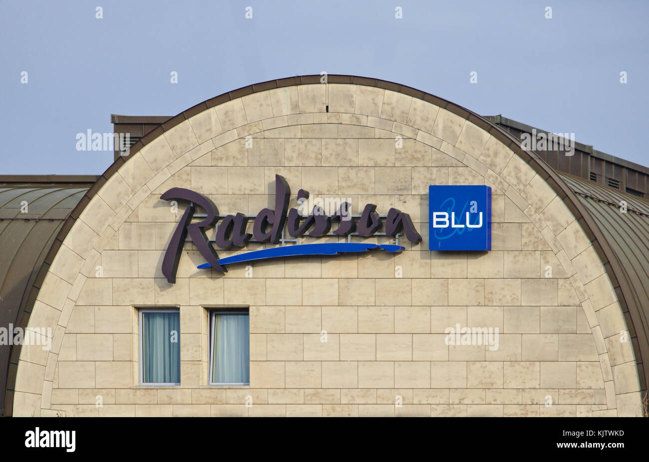Brême, Allemagne - 23 novembre 2017 - Gable of Radisson Blu Hotel avec grand logo de la société Banque D'Images