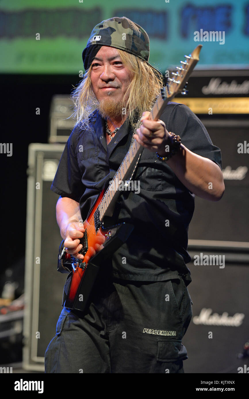 MIAMI, FL - 21 FÉVRIER : (sous embargo jusqu'au 03/09/16) Akira Takasaki de Loudness se produit lors du concert de pré-croisière Monsters of Rock au Magic City Casino le 21 février 2016 à Miami, Floride. Personnes : Akira Takasaki Banque D'Images