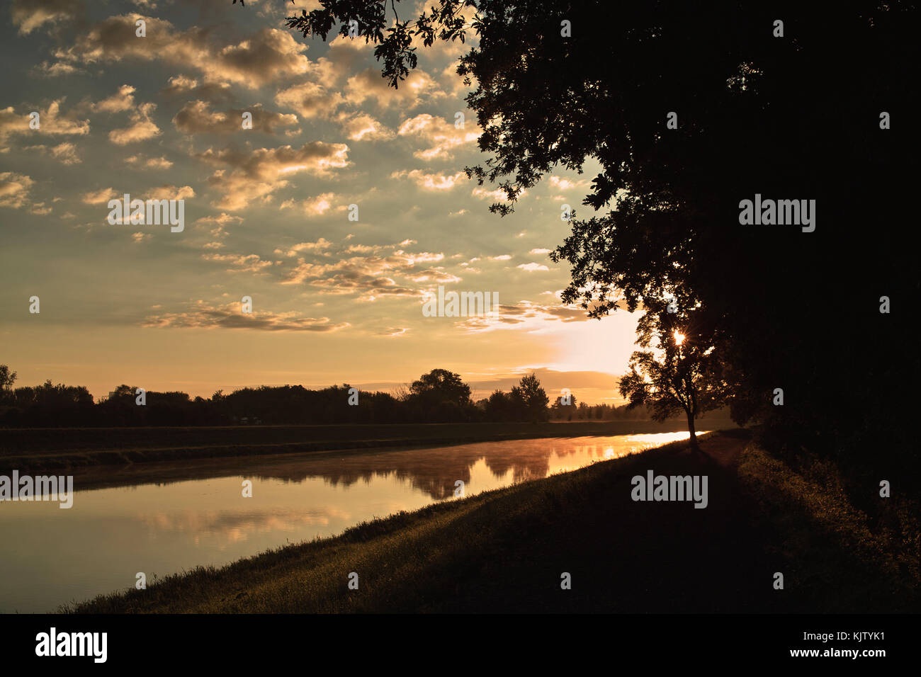 Lever du soleil au-dessus de la rivière Morava. Banque D'Images