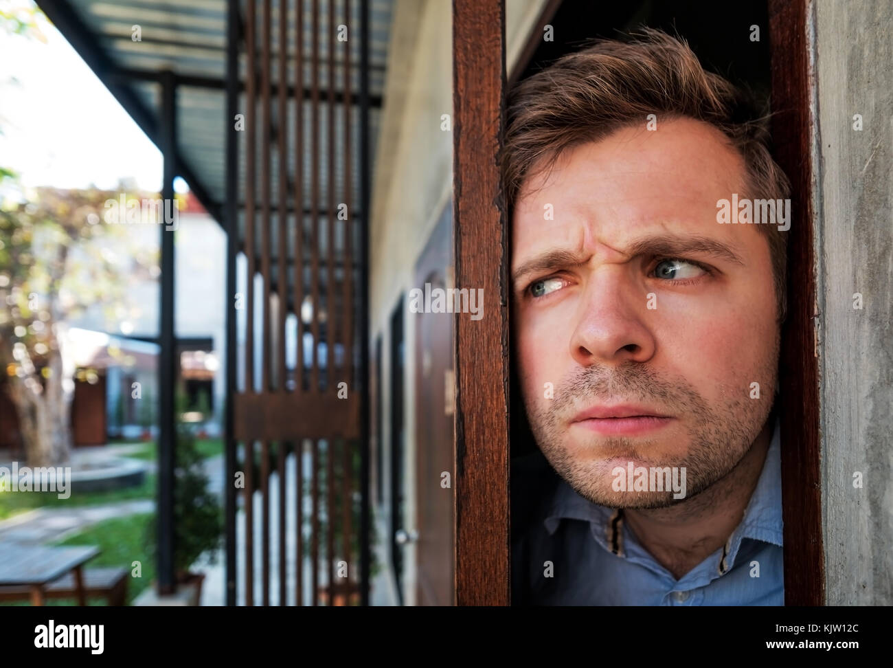 Cropped shot of senior man espionnage et d'entrer par la porte, comme concept de nosy man Banque D'Images