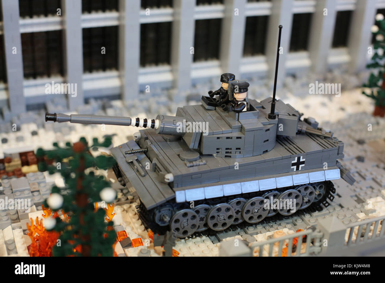 Minneapolis, Minnesota, USA. 25 novembre, 2017. Une armée allemande tank  dans une scène de bataille entièrement recréé de briques LEGO, sur  l'affichage à l'Expo de ventilateur LEGO à Minneapolis, au Minnesota.  Copyright