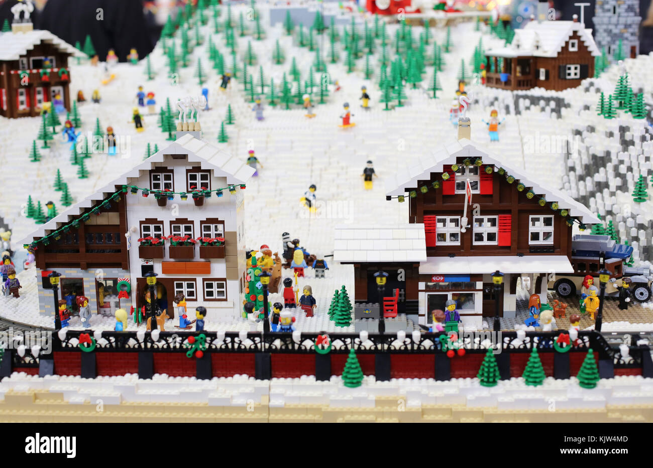 Minneapolis, Minnesota, USA. 25 novembre, 2017. Une représentation d'une station de ski, entièrement fait de briques LEGO, sur l'affichage à l'Expo de ventilateur LEGO à Minneapolis, au Minnesota. Copyright Gina Kelly/Alamy Live News Banque D'Images