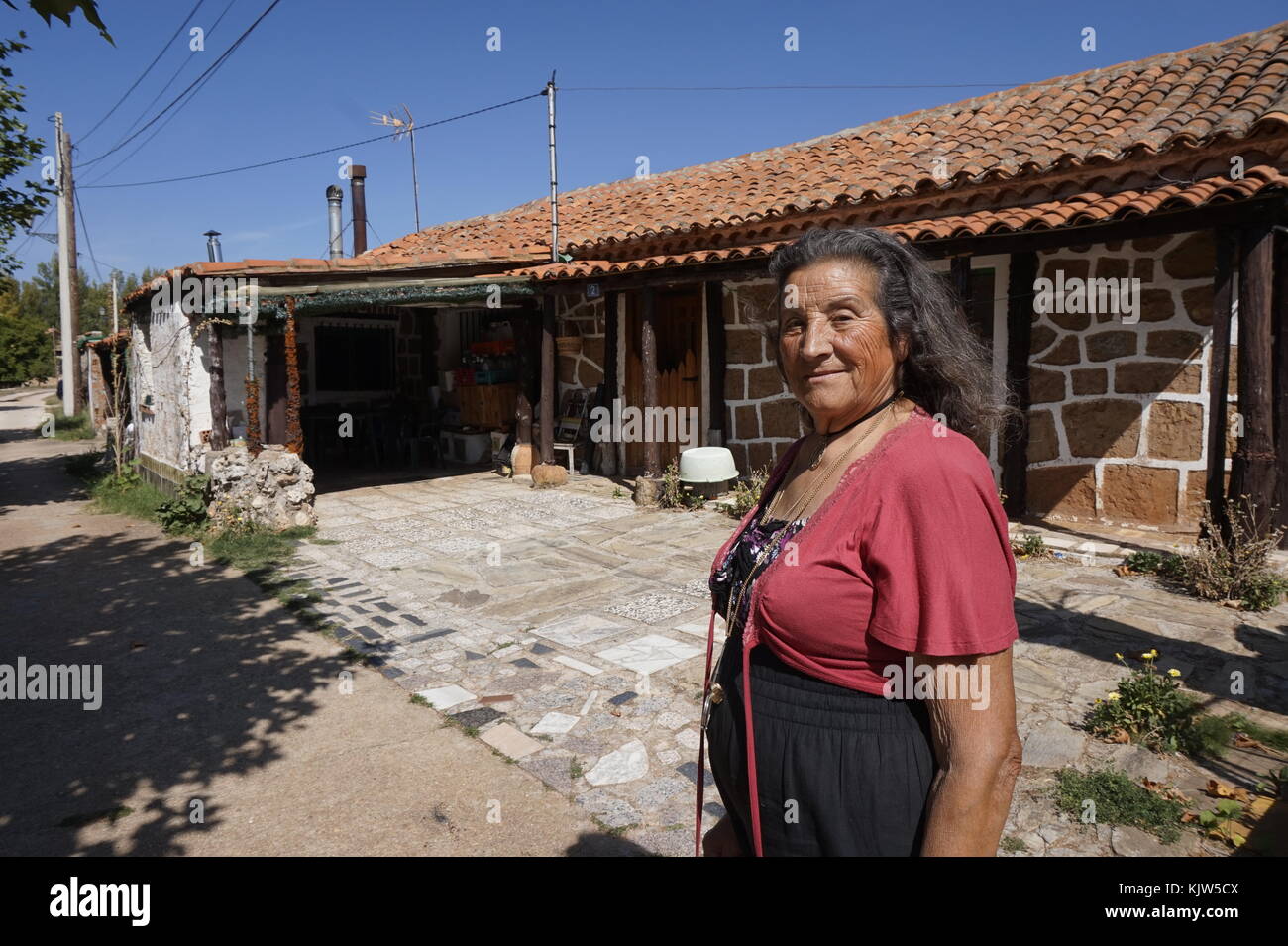 La Muedra, Espagne. 24 septembre 2017. Photo de Manoli Rodriguez, ancien habitant du village de la Muedra, prise à la Muedra, Espagne, le 24 septembre 2017. L'Espagne souffre actuellement de la sécheresse la plus grave de la dernière décennie. Le manque d’eau porte en lui-même de curieux effets secondaires : les villages submergés remontent à la surface. Crédit : Ana Lazaro Verde/dpa/Alamy Live News Banque D'Images