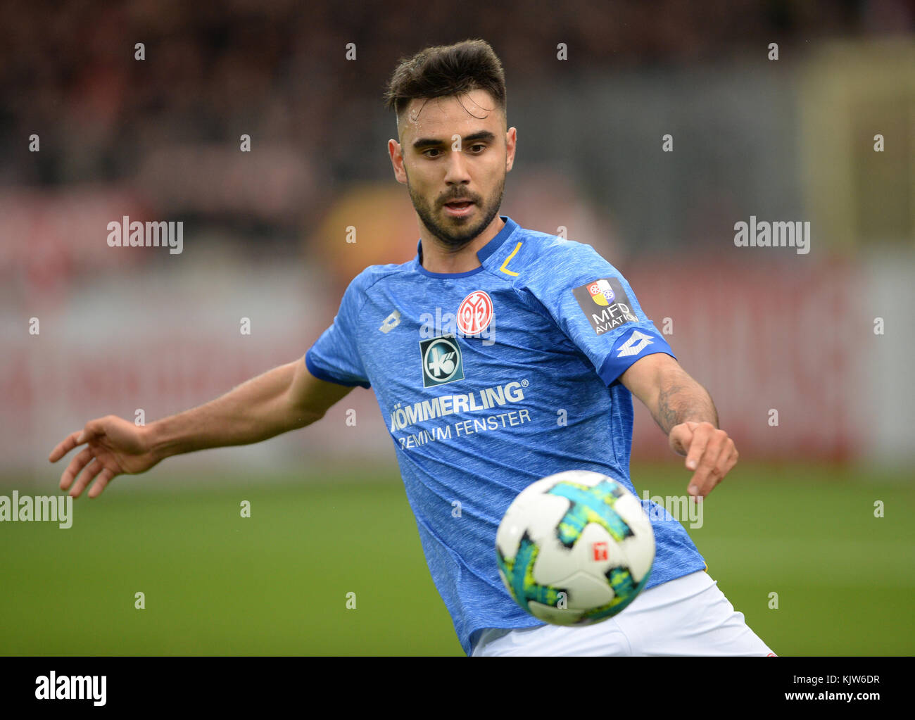 Mainz' Gerrit Holtmann en action lors du match de football allemand de la Bundesliga entre le SC Freiburg et le FSV Mainz à Fribourg im Breisgau, Allemagne, 25 novembre 2017. Photo : Patrick Seeger/dpa Banque D'Images