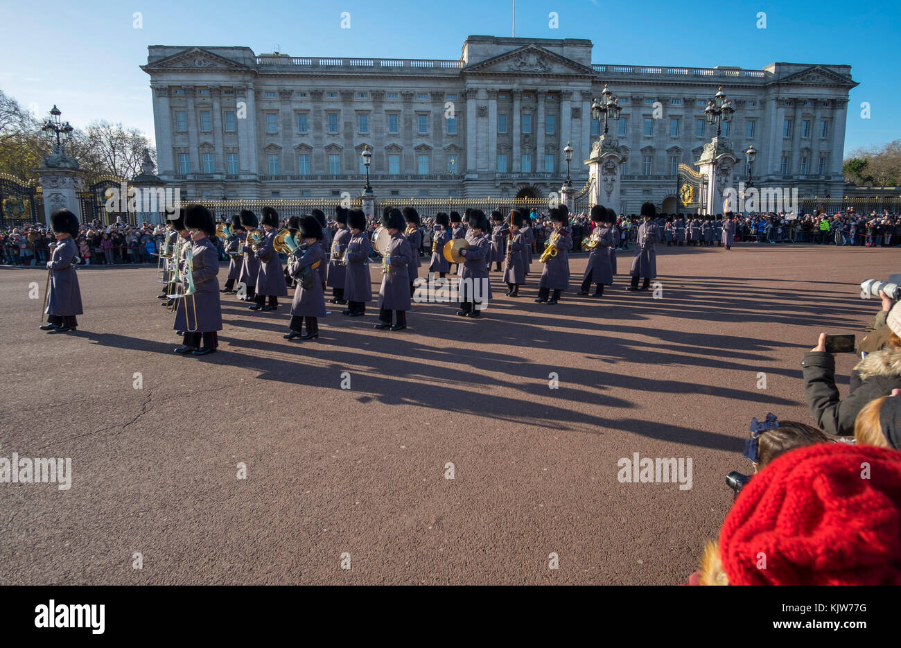 Buckingham Palace, Londres, Royaume-Uni. 26 novembre 2017. Dans une première historique, la Marine royale forme la garde de la Reine au Palais de Buckingham avec le soutien musical de la bande de HM Royal Marines Scotland et de la bande des gardes irlandais, Pour la première fois en 357 ans, la cérémonie n’a pas été effectuée par les régiments de la Garde des pieds de la Division des ménages de l’Armée de terre. De grandes foules se sont exposées à un hiver froid et ensoleillé pour assister à la cérémonie. Crédit : Malcolm Park/Alay Live News. Banque D'Images