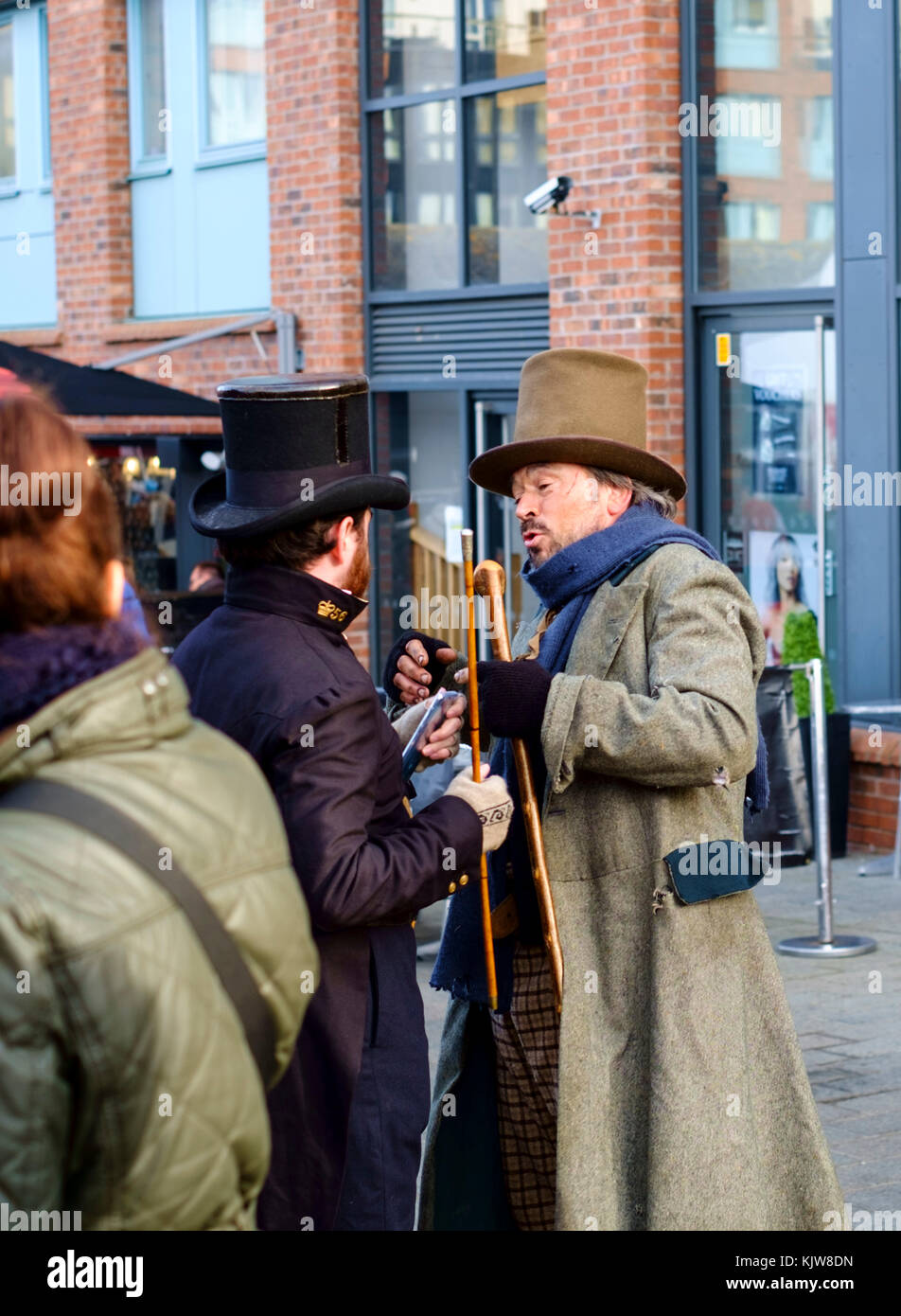 Le Gloucestershire, Royaume-Uni. 26 nov, 2017. 26 novembre 2017. Les visiteurs assistent à l'époque victorienne au marché à thème historique de Gloucester Docks. aliments saisonniers sont disponibles à un grand nombre d'étals. entertainment vient de de reconstitution historique et d'une bande. ©M. standfast / alamy live news Banque D'Images