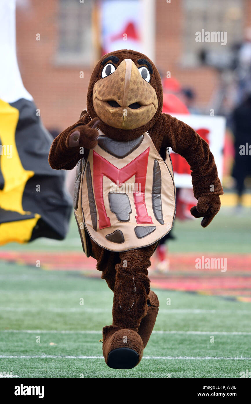 College Park, Maryland, USA. 25Th Nov, 2017. Le Maryland Terrapins mascot TESTUDO fonctionne sur le terrain avant la conférence Big 10 jeu de football joué au stade du Maryland à College Park, MD. Penn State a battu 66-3 au Maryland. Credit : Ken Inness/ZUMA/Alamy Fil Live News Banque D'Images